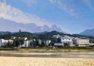 这所中学里长眠着985位英烈，今年12名学生考上军