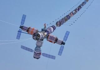 “潍坊风筝模仿空间站对接”上热搜！制作者揭秘如何“成功对接”：改版4次，十几人做了2个月