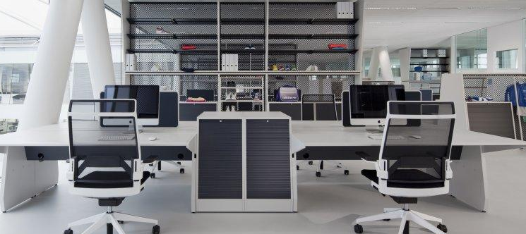 百度将营收分为两大块——“线上营销”及“其它收入”