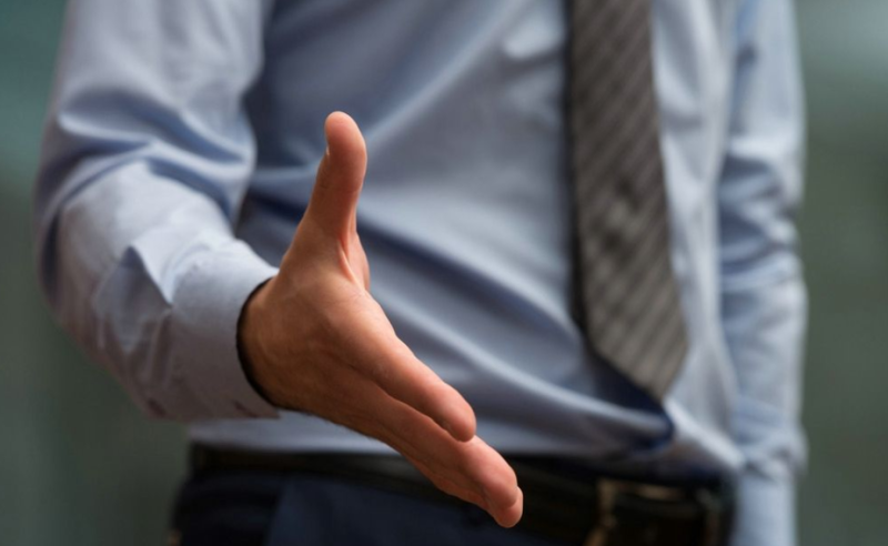 选择谷歌推广时应该如何评估和优化出价？