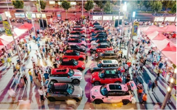 快手广告平台:不卷了,年轻人把“烟火气”装进了后备箱。 快手广告平台:不卷了,年轻人把“烟火气”装进了后备箱。