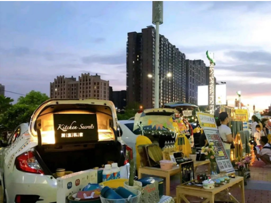 快手广告平台:不卷了,年轻人把“烟火气”装进了后备箱。 快手广告平台:不卷了,年轻人把“烟火气”装进了后备箱。