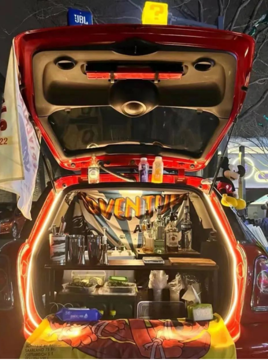 快手广告平台:不卷了,年轻人把“烟火气”装进了后备箱。 快手广告平台:不卷了,年轻人把“烟火气”装进了后备箱。