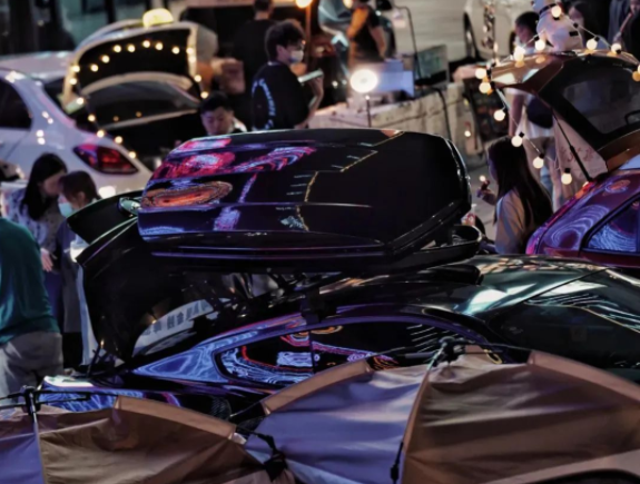 快手广告平台:不卷了,年轻人把“烟火气”装进了后备箱。 快手广告平台:不卷了,年轻人把“烟火气”装进了后备箱。