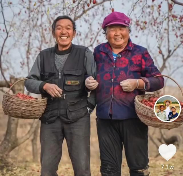 90后小伙,靠给老人“拍照”涨粉百万,他背后的 90后小伙,靠给老人“拍照”涨粉百万,他背后的