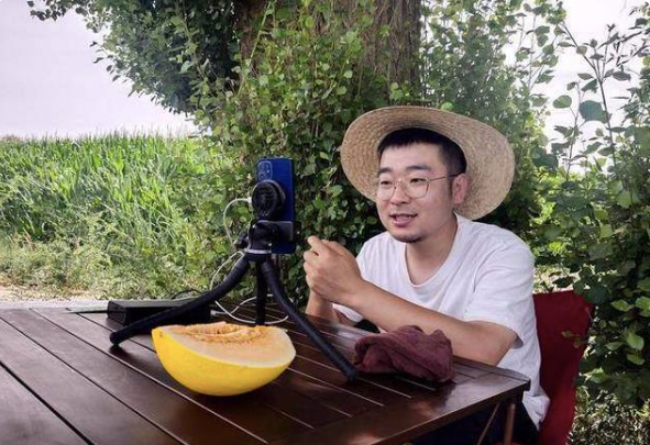 90后小伙,靠给老人“拍照”涨粉百万,他背后的 90后小伙,靠给老人“拍照”涨粉百万,他背后的