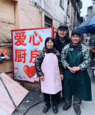 90后小伙,靠给老人“拍照”涨粉百万,他背后的 90后小伙,靠给老人“拍照”涨粉百万,他背后的