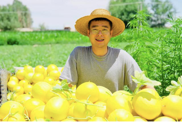 90后小伙,靠给老人“拍照”涨粉百万,他背后的 90后小伙,靠给老人“拍照”涨粉百万,他背后的