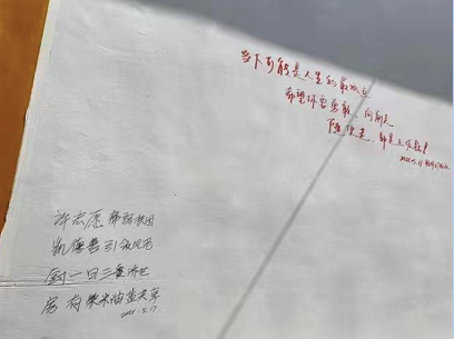90后小伙,靠给老人“拍照”涨粉百万,他背后的 90后小伙,靠给老人“拍照”涨粉百万,他背后的