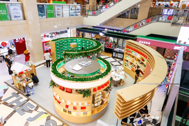 亚马逊首家实体服装店开业，电商巨头是如何“