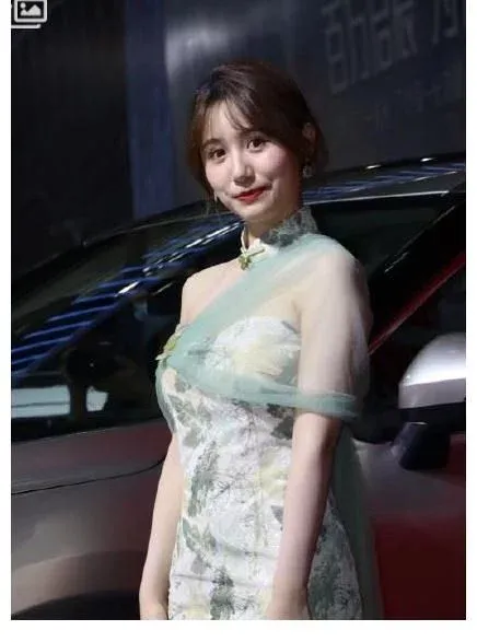 抖音网红「蓝衣战神」薄纱装现身车展「无P图流