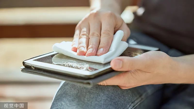 手机屏幕脏了用酒精擦?正确清洁方法是…… 手机屏幕脏了用酒精擦?正确清洁方法是……