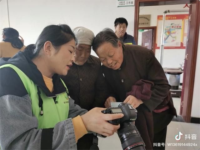 女子拍下2000多张“遗照”,抖音记录感人瞬间,让众多网友破防 女子拍下2000多张“遗照”,抖音记录感人瞬间,让众多网友破防