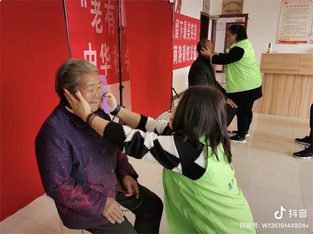 女子拍下2000多张“遗照”,抖音记录感人瞬间,让众多网友破防 女子拍下2000多张“遗照”,抖音记录感人瞬间,让众多网友破防