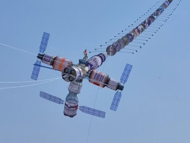 “潍坊风筝模仿空间站对接”上热搜!制作者揭秘如何“成功对接”:改版4次,十几人做了2个月 “潍坊风筝模仿空间站对接”上热搜!制作者揭秘如何“成功对接”:改版4次,十几人做了2个月