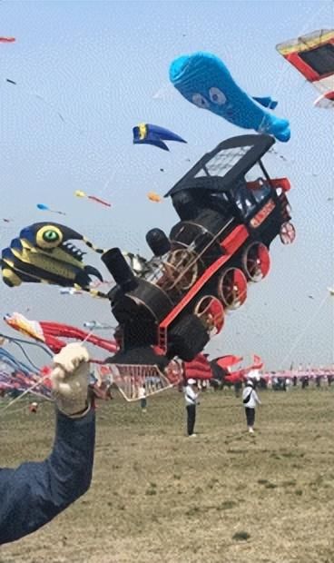 “潍坊风筝模仿空间站对接”上热搜!制作者揭秘如何“成功对接”:改版4次,十几人做了2个月 “潍坊风筝模仿空间站对接”上热搜!制作者揭秘如何“成功对接”:改版4次,十几人做了2个月