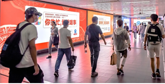 所有人:这次LOGO必须放大! 所有人:这次LOGO必须放大!