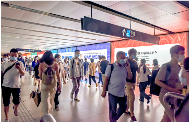 所有人:这次LOGO必须放大! 所有人:这次LOGO必须放大!