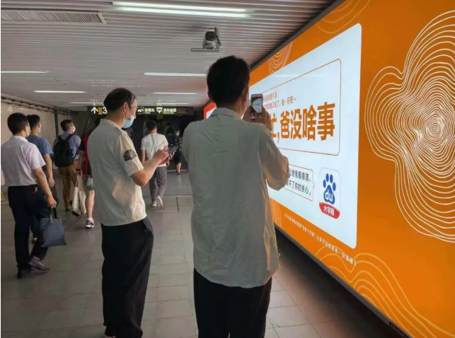 所有人:这次LOGO必须放大! 所有人:这次LOGO必须放大!