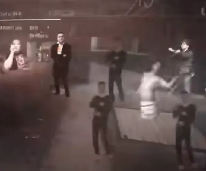 逃离无人酒吧(2结局) 逃离无人酒吧(2结局)