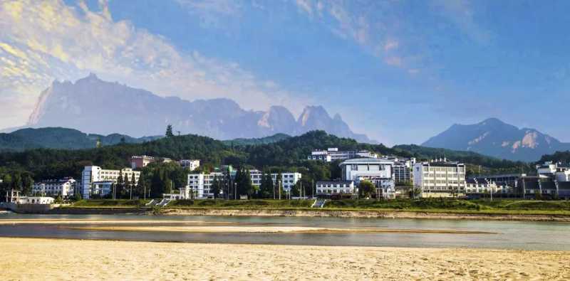 这所中学里长眠着985位英烈，今年12名学生考上军