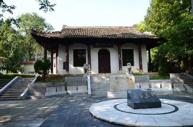 这所中学里长眠着985位英烈，今年12名学生考上军