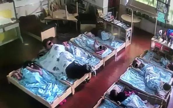 抖音网红女幼师,和小男孩亲嘴视频爆火:“男 抖音网红女幼师,和小男孩亲嘴视频爆火:“男