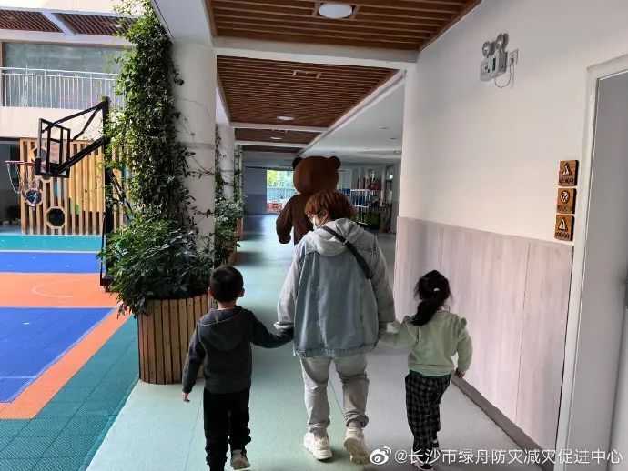 怎么回事?幼儿园的孩子们全跟“陌生人”走了 怎么回事?幼儿园的孩子们全跟“陌生人”走了