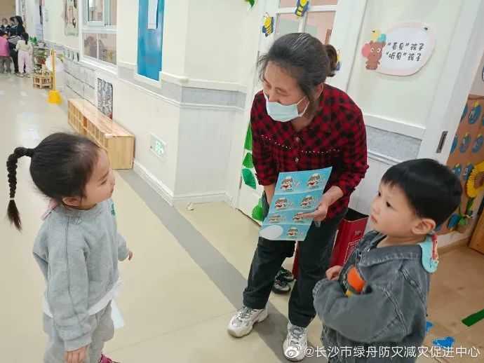 怎么回事?幼儿园的孩子们全跟“陌生人”走了 怎么回事?幼儿园的孩子们全跟“陌生人”走了