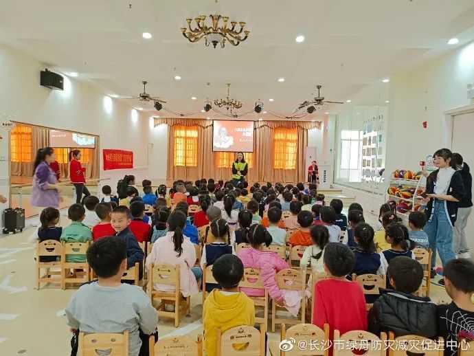 怎么回事?幼儿园的孩子们全跟“陌生人”走了 怎么回事?幼儿园的孩子们全跟“陌生人”走了