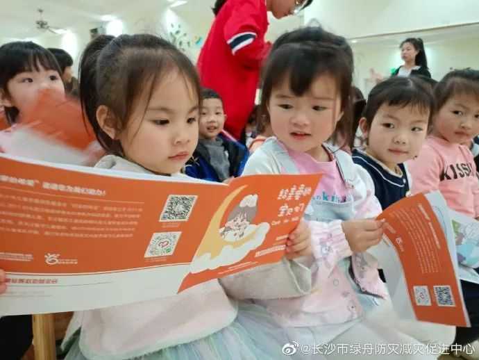 怎么回事?幼儿园的孩子们全跟“陌生人”走了 怎么回事?幼儿园的孩子们全跟“陌生人”走了