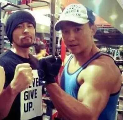 歌手刘耕宏在上海家中直播跳操,抖音七天涨粉 歌手刘耕宏在上海家中直播跳操,抖音七天涨粉