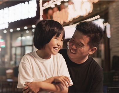 单亲奶爸凌晨三点下班，每天卖200斤小龙虾养女